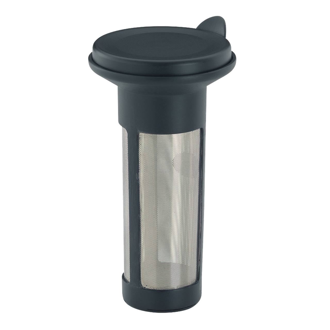 Das Bild zeigt ein kegelförmiges, metallisches Teesieb mit schwarzem Kunststoffdeckel. Es hat ein schlichtes, modernes Design und oben einen kleinen Griff.