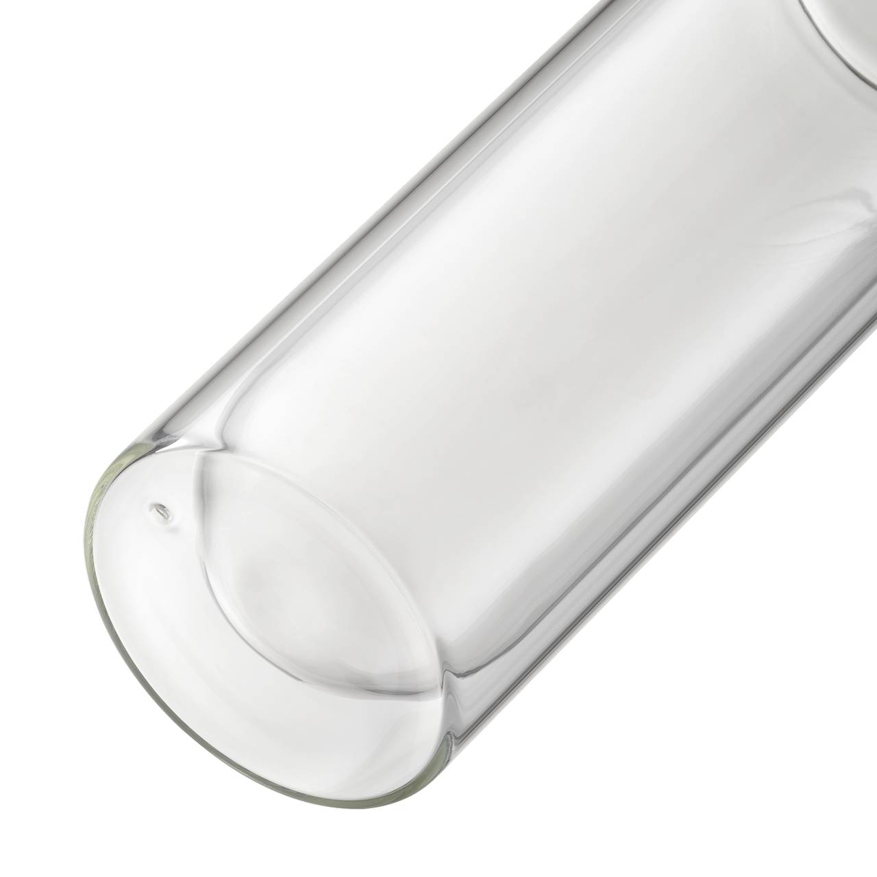 Das Bild zeigt ein transparentes Glasröhrchen oder Reagenzglas auf einem weißen Hintergrund. Das Glasröhrchen ist leer und schräg positioniert.