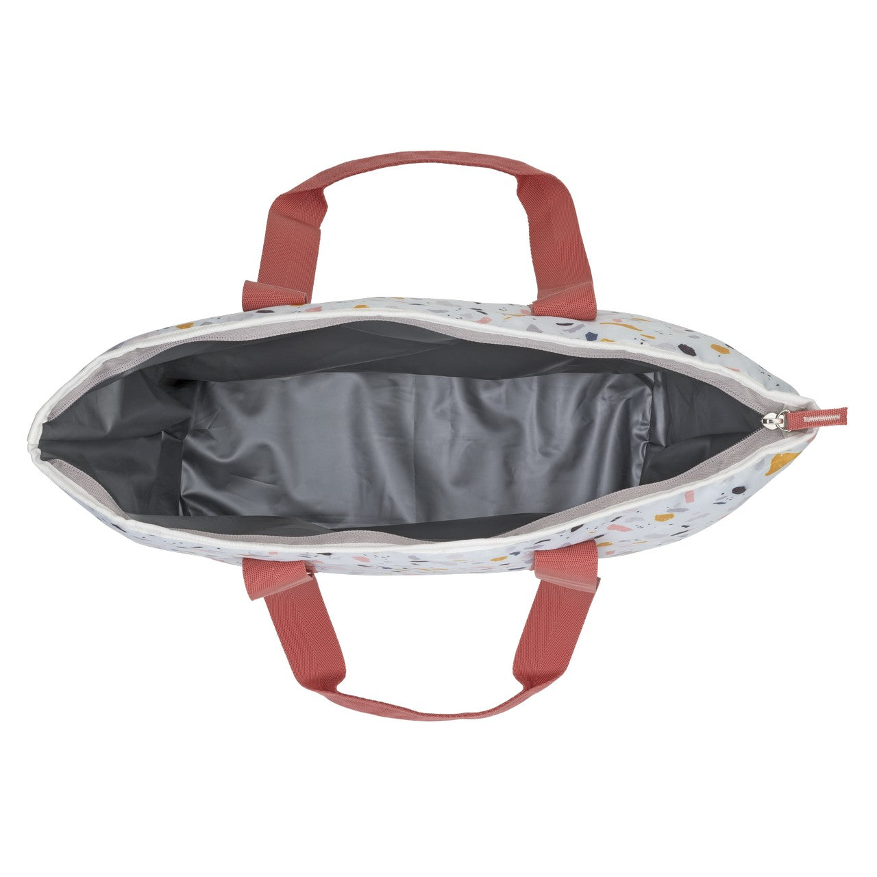 Die Abbildung zeigt eine offene, leere Tragetasche von oben. Die Tasche hat ein helles, gemustertes Design mit rötlichen Tragegriffen. Das Innenfutter ist grau und die Tasche wird mit einem Reißverschluss geschlossen.