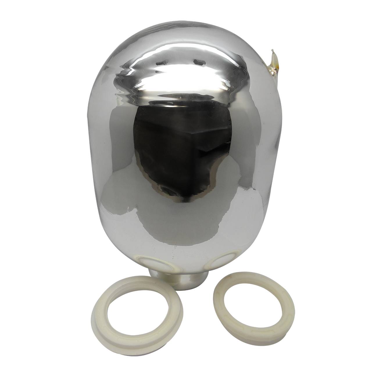 Das Bild zeigt einen glänzenden, silbernen Behälter mit abgerundeter Form, der glatt und spiegelartig wirkt. Neben dem Behälter liegen zwei weiße, runde Dichtungsringe. Der Behälter hat oben eine kleine Öffnung.