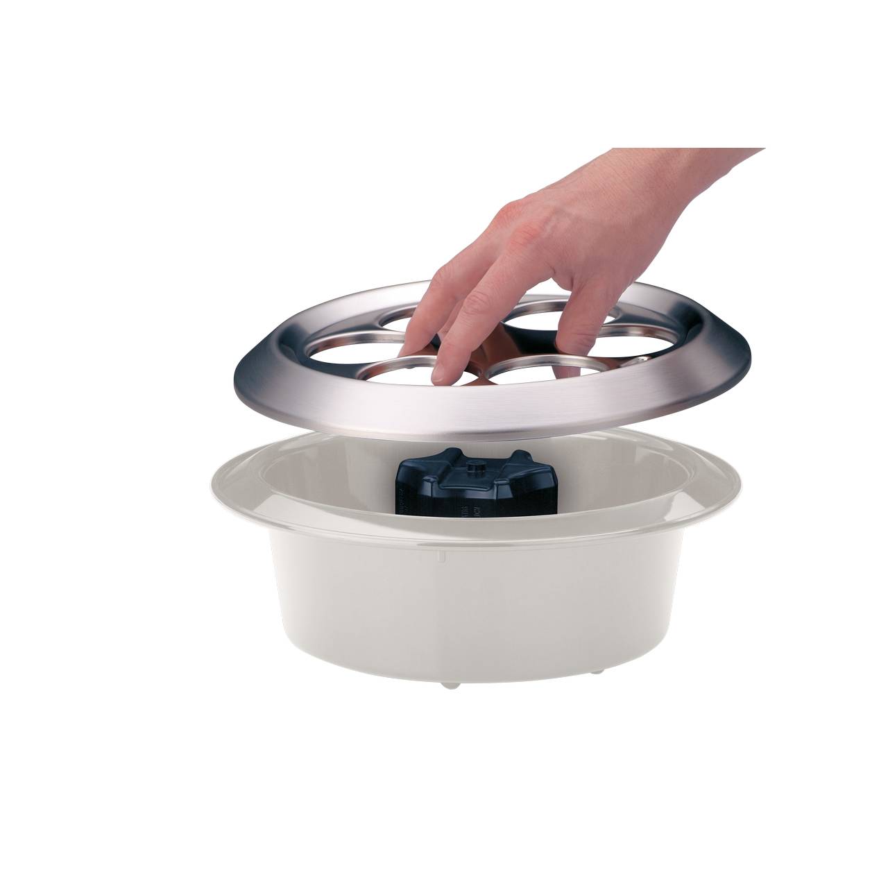 Eine Hand hebt den Deckel von einem weißen, runden Topf mit leicht strukturiertem Muster an. Der Deckel ist silberfarben und hat einen schwarzen Griff in der Mitte. Der Hintergrund ist neutral und lenkt nicht vom Hauptmotiv ab.