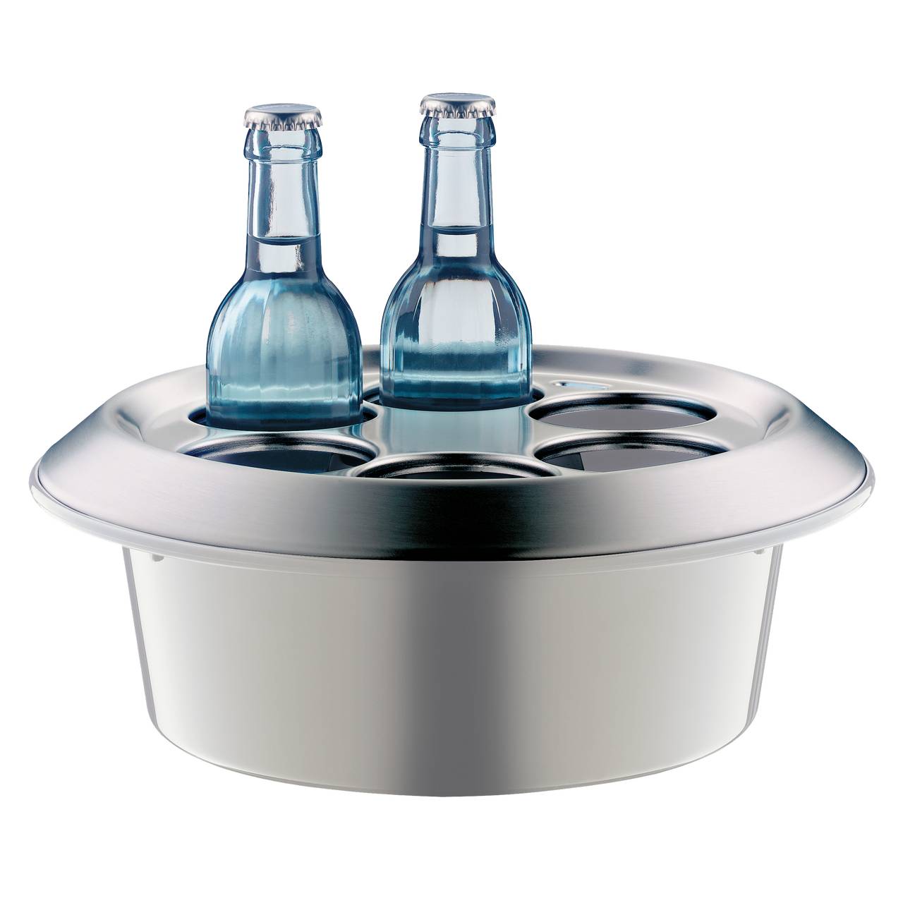 Das Bild zeigt einen runden, silbernen Weinkühler mit Eis, in dem zwei blaue Flaschen stehen. Die Flaschen sind aufrecht in dem Kühler platziert, der aus Metall besteht und eine glänzende Oberfläche hat.