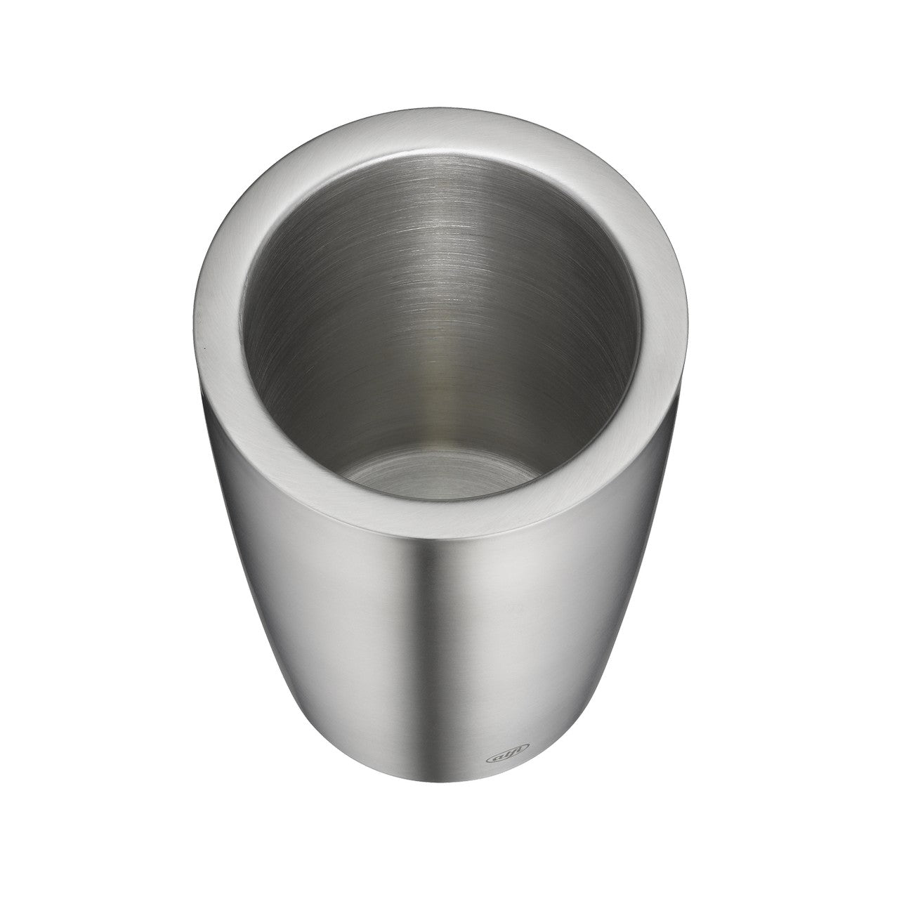 Das Bild zeigt einen glänzenden, zylinderförmigen Becher aus Metall, der aufrecht steht. Der Becher hat eine glatte Oberfläche und scheint robust und minimalistisch gestaltet zu sein.