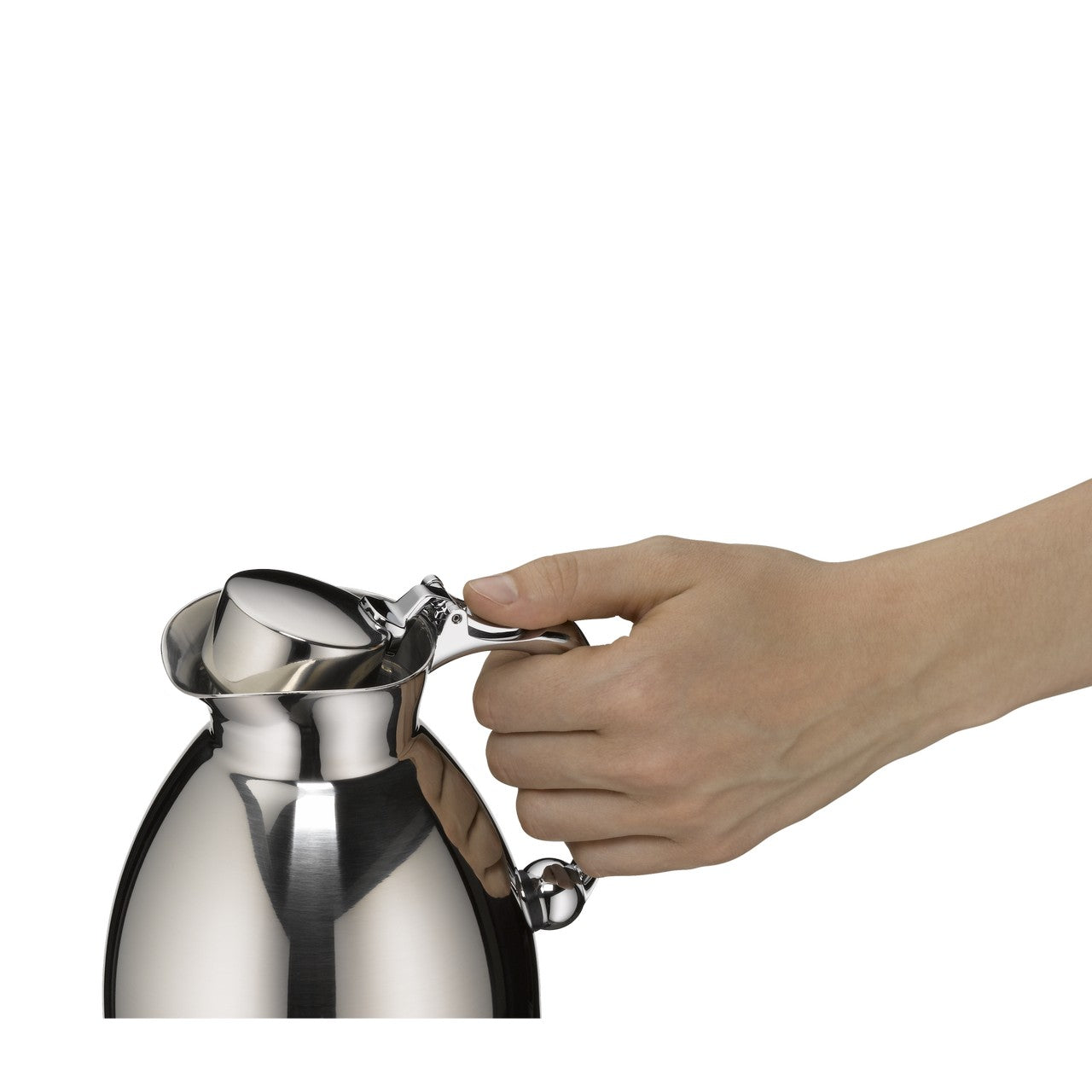 Eine Hand hält eine glänzende, metallische Kanne mit einem Deckelgriff fest. Die Kanne wirkt modern und hat einen spitzen Ausguss. Der Hintergrund ist schlicht und hell.