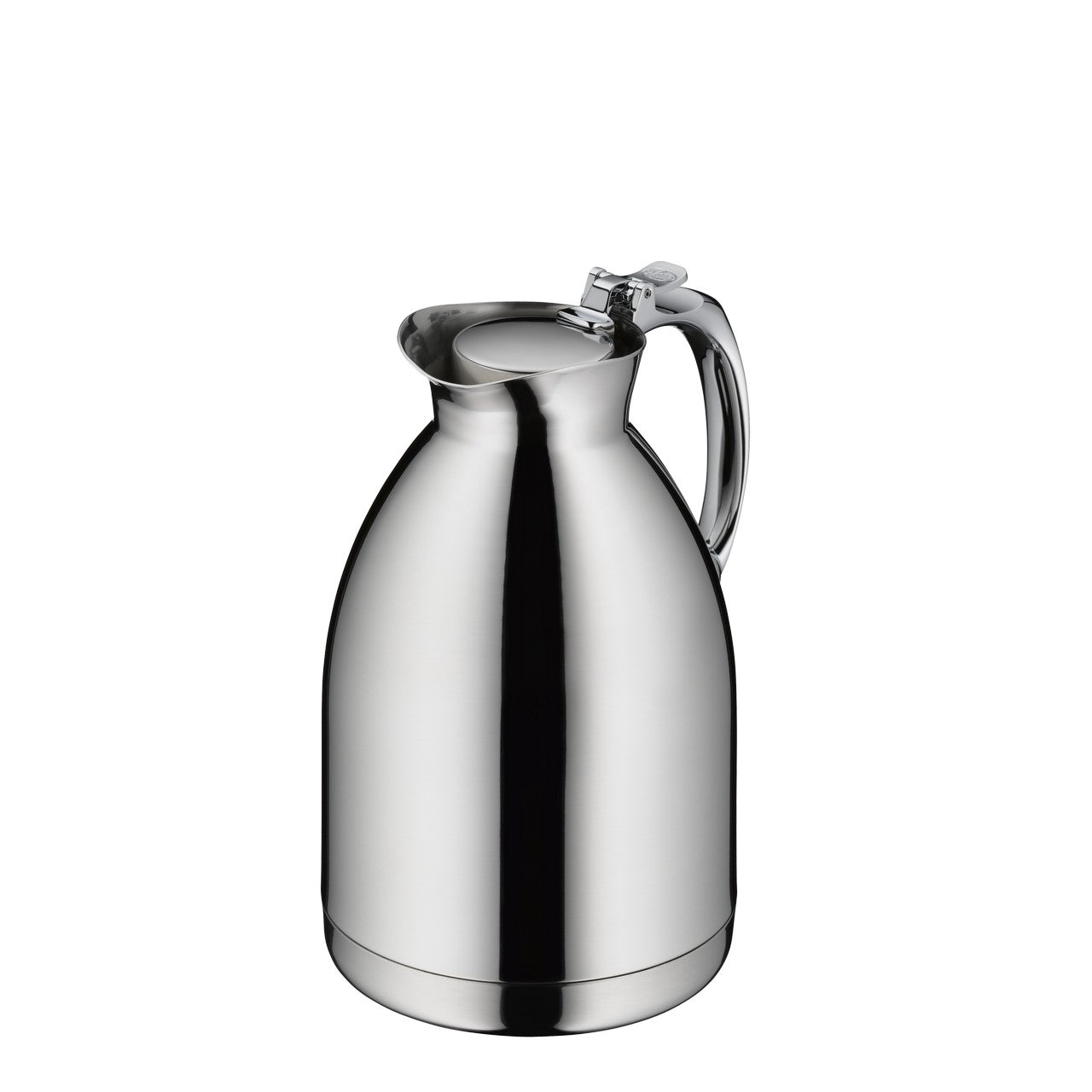 Das Bild zeigt eine glänzende, silberfarbene Thermoskanne mit einem geschwungenen Griff. Sie hat eine rundliche Form und einen kleinen Ausguss. Die Oberfläche reflektiert das Licht stark.