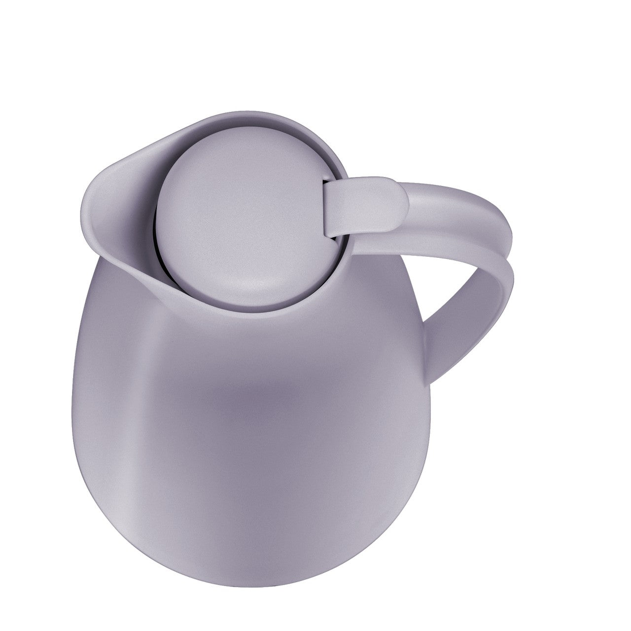 Das Bild zeigt eine lilafarbene Kanne aus Kunststoff oder Metall mit einem Henkel auf der rechten Seite. Der offene Deckel gibt den Blick auf den inneren Glaseinsatz frei. Die Form der Kanne ist bauchig und modern gestaltet.