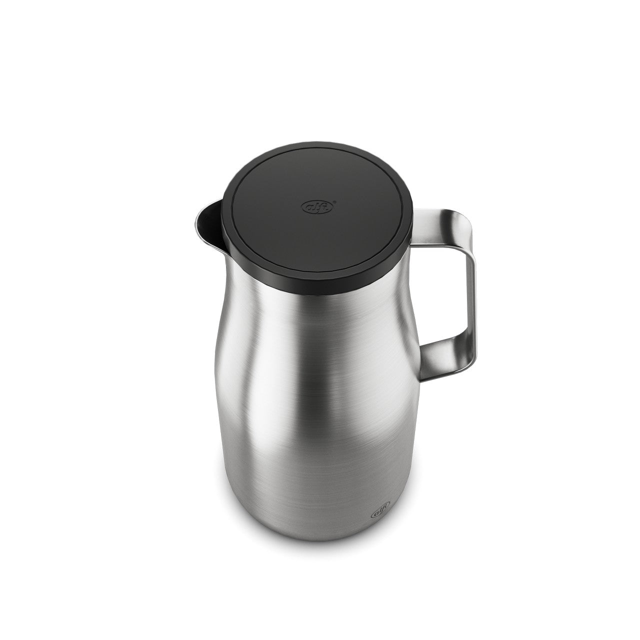 Das Bild zeigt eine silberne Thermoskanne aus Edelstahl mit einem schwarzen Deckel und einem gebogenen Henkel. Sie hat ein schlichtes, modernes Design. Die Oberfläche ist glatt und metallisch glänzend.