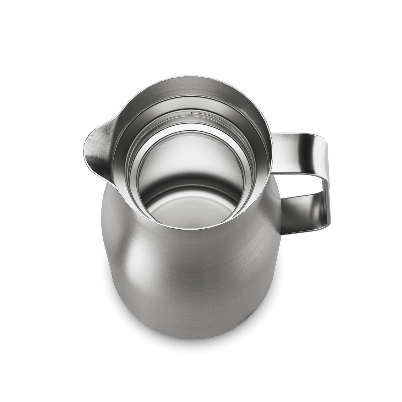 Das Bild zeigt eine silberne Edelstahlkanne mit einem breiten, soliden Griff. Die Kanne hat eine leicht bauchige Form und eine kleine Ausgießtülle.