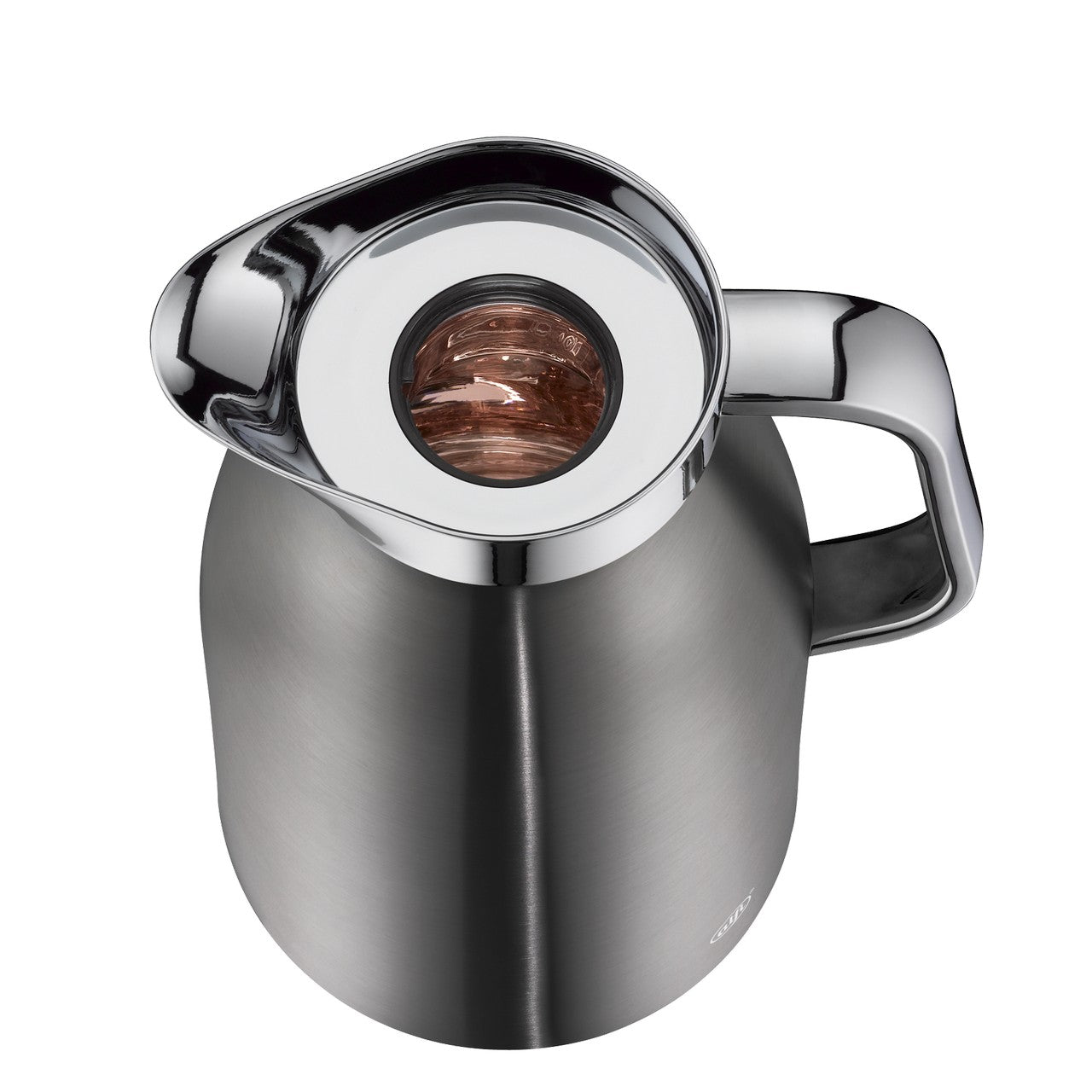 Eine Hand hält eine silberne Thermoskanne mit glänzendem Deckel und Griff. Der Verschluss wird mit einem Finger geöffnet. Die Kanne hat ein modernes, schlankes Design.