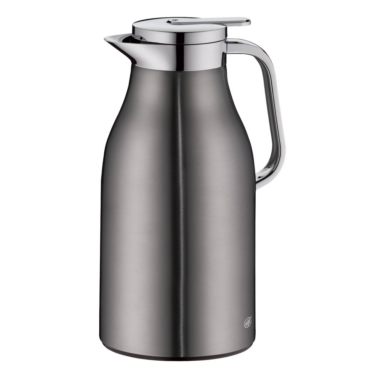 Das Bild zeigt eine glänzende Thermoskanne aus Edelstahl mit einem gebogenen Griff und einem flachen Deckel, der als Ausguss dient. Sie hat ein schlankes, modernes Design und eine glatte Oberfläche.