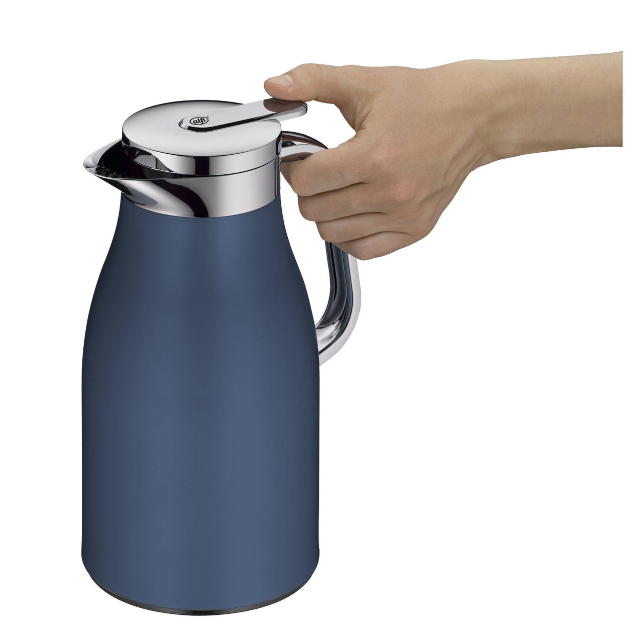 Auf dem Bild ist eine blaue Thermoskanne mit einem silbernen Deckel und Griff zu sehen. Eine Hand hält den Griff fest. Der Deckel hat eine glänzende Oberfläche.