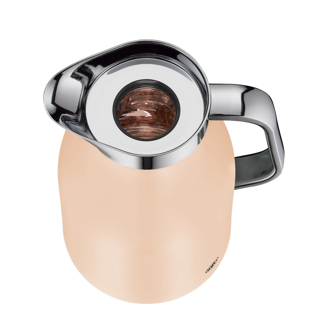 Eine beige Thermoskanne mit einem silbernen Deckel und Griff wird von einer Hand gehalten. Die Hand befindet sich am Griff der Kanne, die für das Eingießen vorbereitet wird.