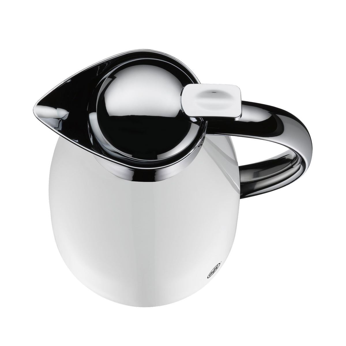 Das Bild zeigt eine stilvolle, glänzende Thermoskanne in Weiß mit silbernen Akzenten. Der Deckel ist rund und der Griff ist ergonomisch gestaltet. Die Oberfläche reflektiert das Licht, was der Kanne ein elegantes Aussehen verleiht.