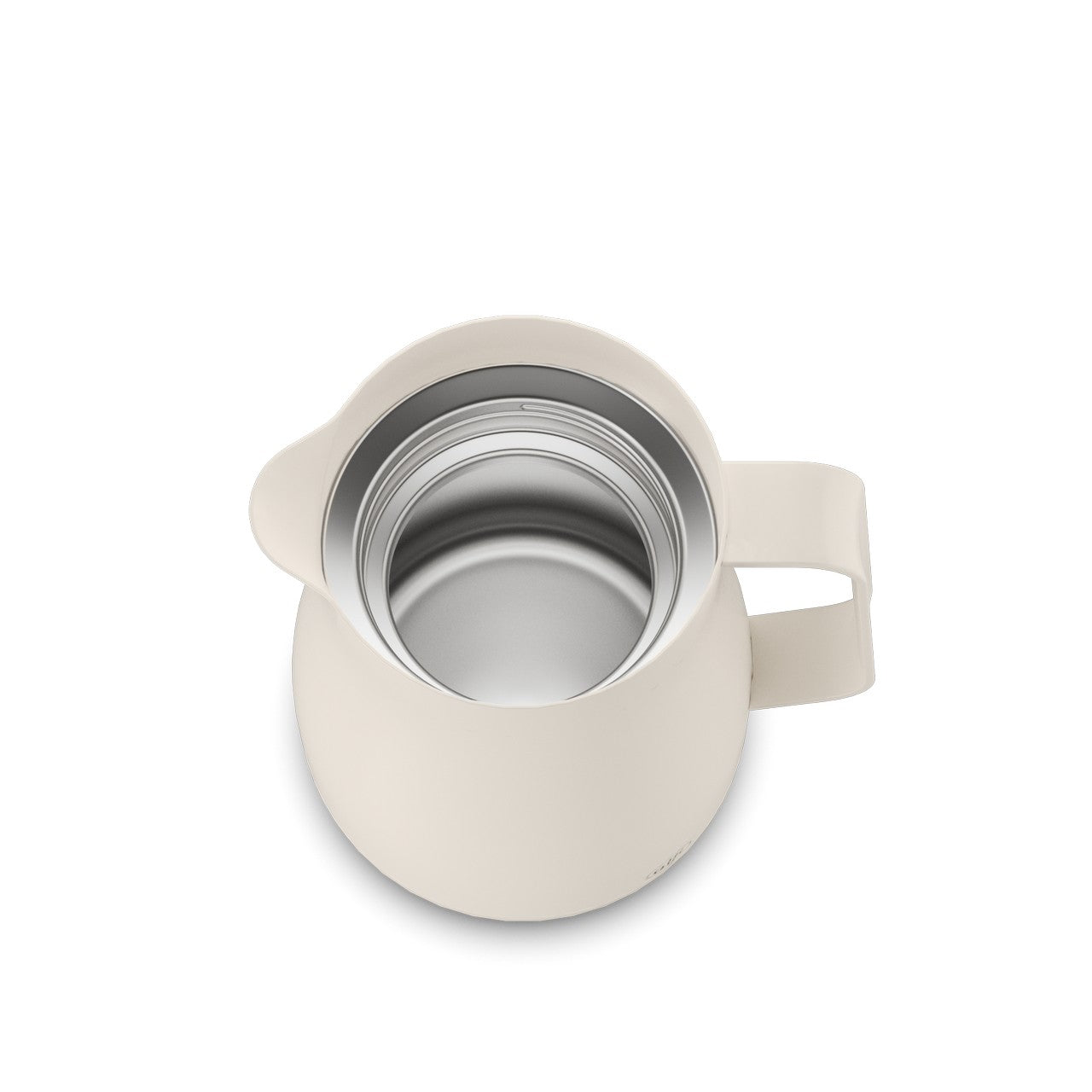 Auf dem Bild ist ein cremefarbener Kaffeebereiter mit einem Henkel zu sehen. Das Innere ist aus glänzendem Metall gefertigt. Der Kaffeebereiter hat eine minimalistische, moderne Form.
