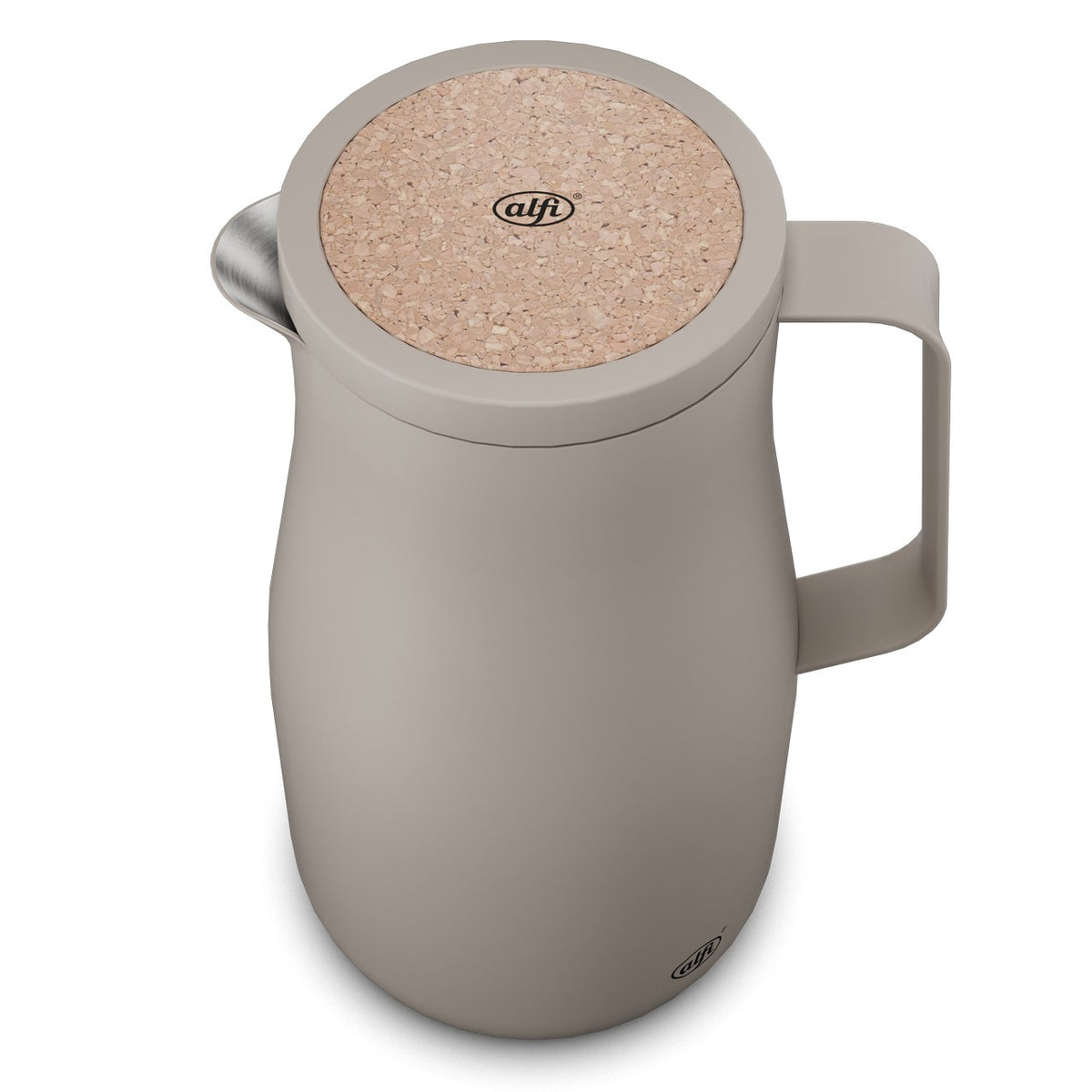 Ein eleganter, sandfarbener Thermobecher mit einem mit Kork abgedeckten Deckel und einem seitlichen Griff ist zu sehen. Die Schreibweise "alfi" ist auf dem Deckel zu erkennen. Der Becher hat ein minimalistisches und modernes Design.