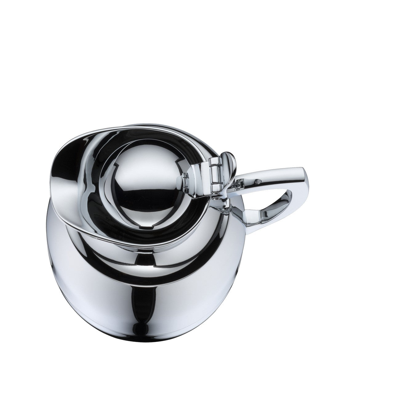 Auf dem Bild sieht man eine glänzende, silberne Teekanne aus Metall, die von oben fotografiert wurde. Sie hat einen Deckel und einen geschwungenen Griff.