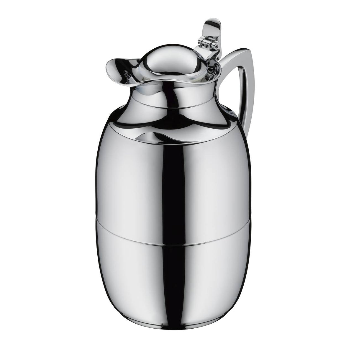 Das Bild zeigt eine glänzende, silberne Thermoskanne mit einem ergonomischen Griff und einem Druckverschlussdeckel. Die Oberfläche ist spiegelnd und reflektiert das Licht stark.