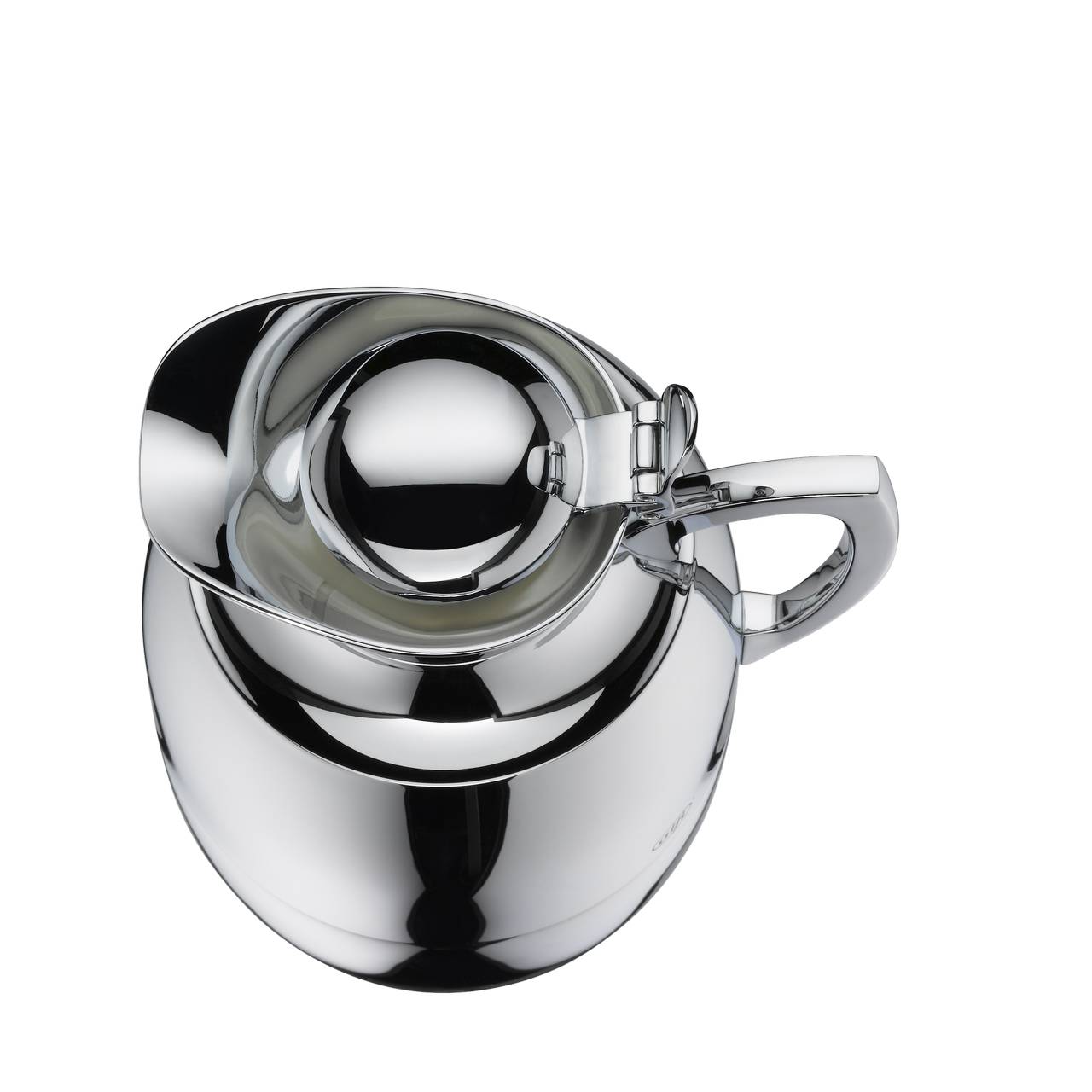 Das Bild zeigt eine verchromte, glänzende Kaffeekanne von oben. Der Deckel der Kanne ist geschlossen und ein filigraner Griff ist sichtbar. Die Oberfläche spiegelt das Licht stark wider.