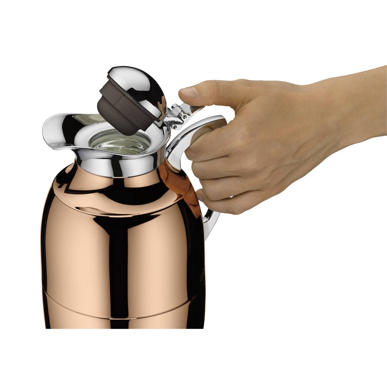 Eine Hand hält eine glänzende, kupferfarbene Thermoskanne mit einem silbernen Deckel. Der Deckel ist zur Seite gekippt und gibt den Blick auf die Öffnung der Kanne frei.