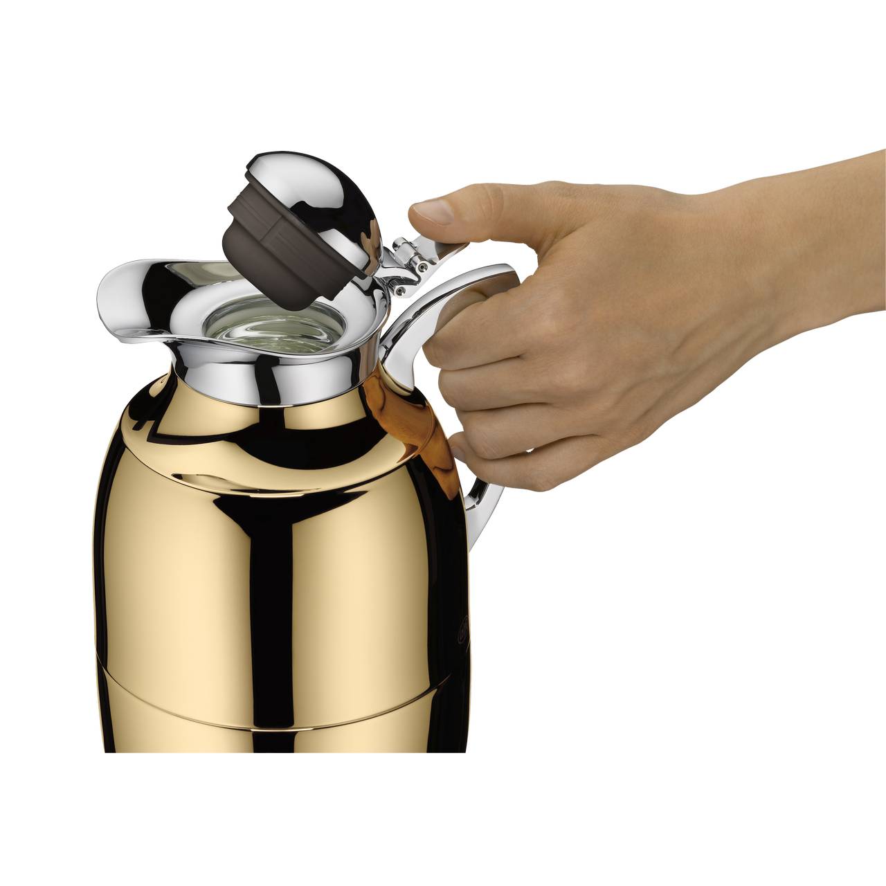 Eine Hand hält eine glänzende, goldfarbene Thermoskanne und hebt deren Deckel an. Die Kanne hat silberne Details und einen ergonomischen Griff.