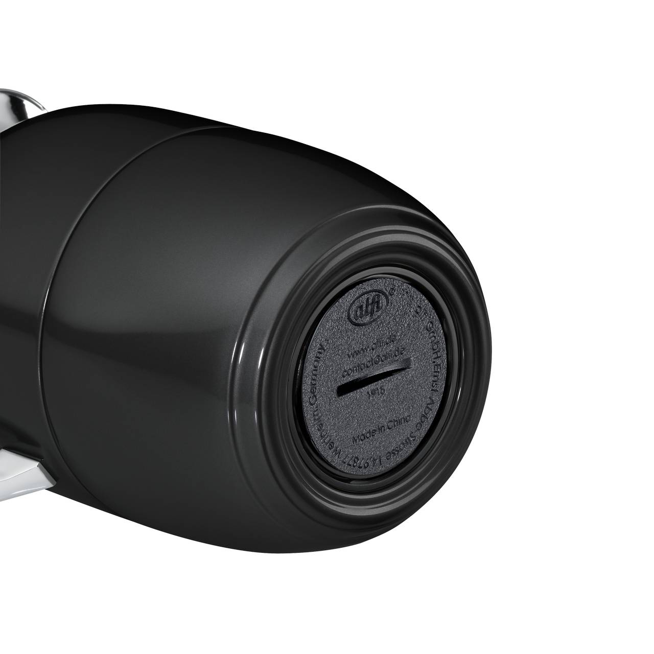 Das Bild zeigt einen schwarzen, zylindrischen Gegenstand mit einem matten Ende, auf dem feine Schrift und ein Logo zu sehen sind. Das Objekt reflektiert Licht und könnte Teil eines technischen Geräts sein.