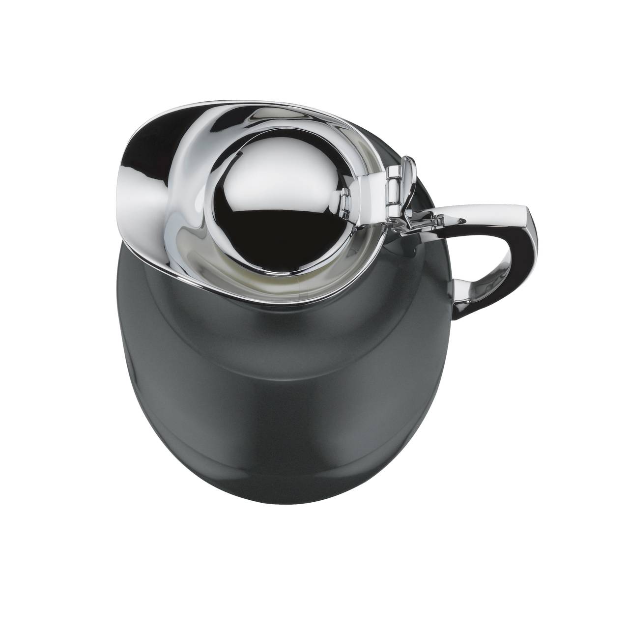 Das Bild zeigt eine schwarze Kanne von oben, die einen glänzenden, metallischen Deckel und einen Griff hat. Der Deckel ist leicht gewölbt und spiegelt das Licht wider.
