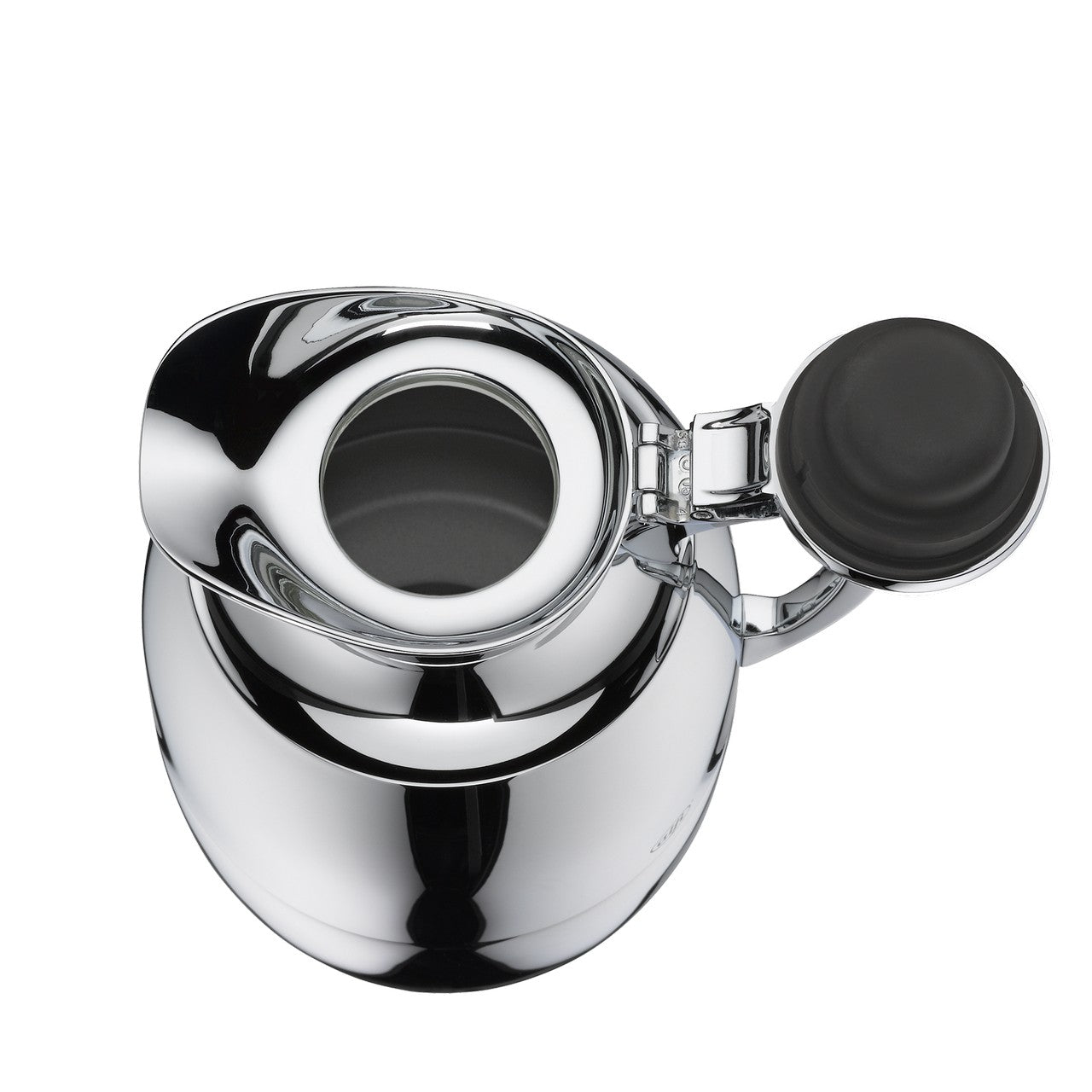 Das Bild zeigt eine glänzende, metallene Thermoskanne von oben, deren Deckel geöffnet ist, um den Eingießer zu zeigen. Sie hat eine spiegelnde Oberfläche und wirkt elegant.