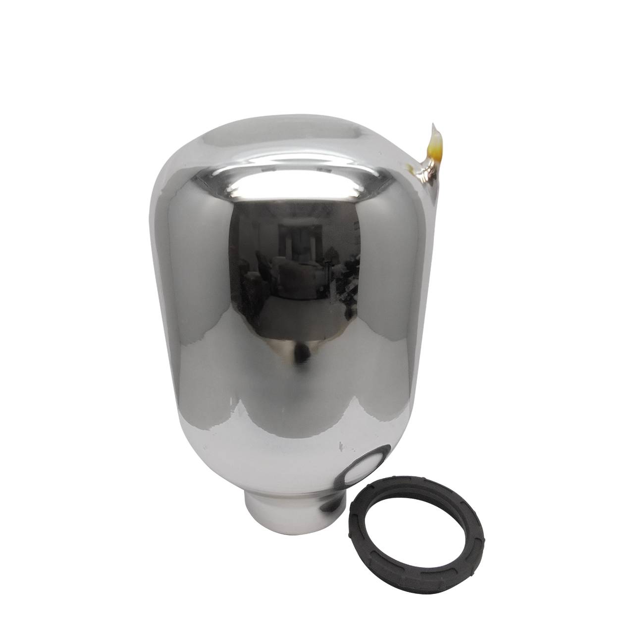 Auf dem Bild ist ein glänzender, metallischer Tank mit einer glatten Oberfläche zu sehen. Daneben liegt ein schwarzer, ringförmiger Dichtungsring.