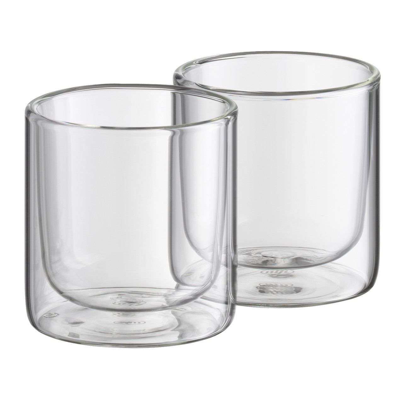 Auf dem Bild sind zwei durchsichtige, doppelwandige Gläser zu sehen. Sie stehen nebeneinander und haben eine schlichte, zylindrische Form. Die Doppelwand isoliert und hält Getränke länger warm oder kalt.