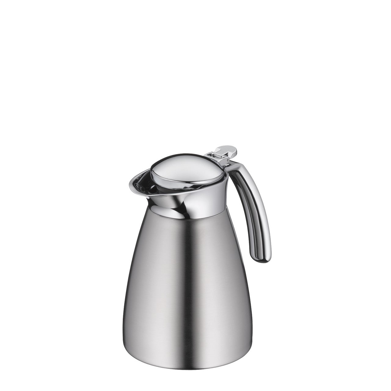 Das Bild zeigt eine silberne, glänzende Thermoskanne mit einem Henkel. Die Kanne hat eine bauchige Form mit einem schmalen Ausguss. Der Hintergrund ist einfarbig weiß.