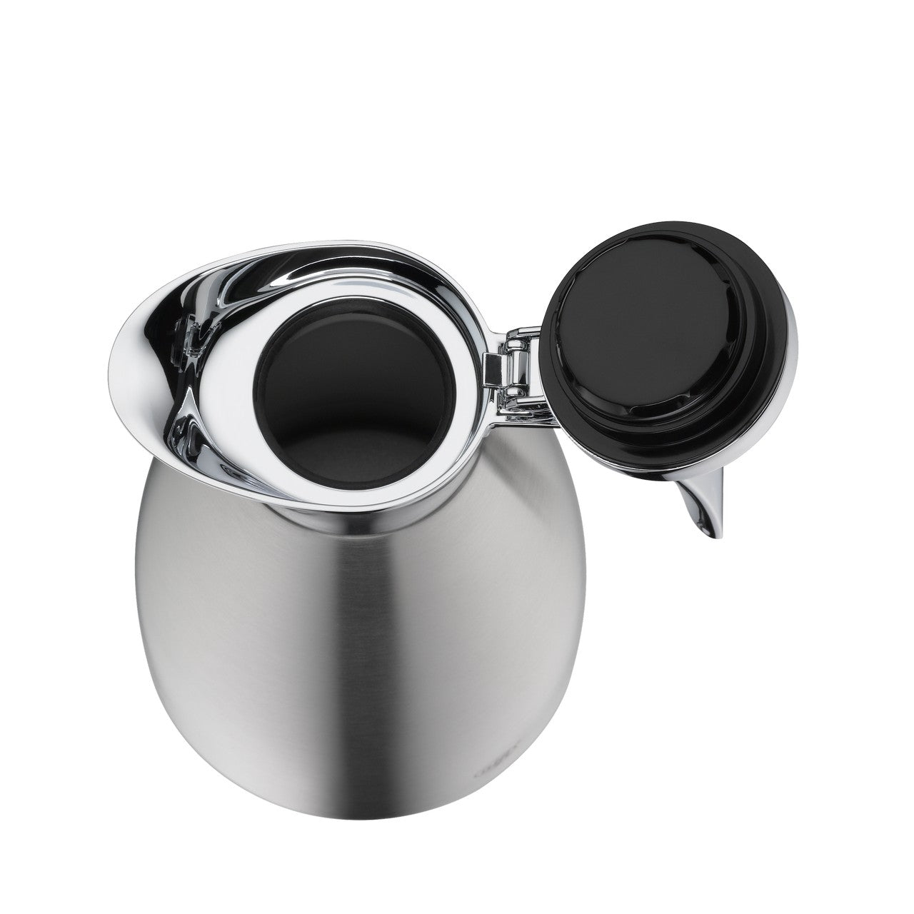 Das Bild zeigt einen silbernen Wasserkocher aus Edelstahl mit einem offenen Deckel. Die Oberfläche ist glänzend, und der Deckel hat eine schwarze Innenseite. Der Kocher steht aufrecht und bietet einen Blick in sein Inneres.