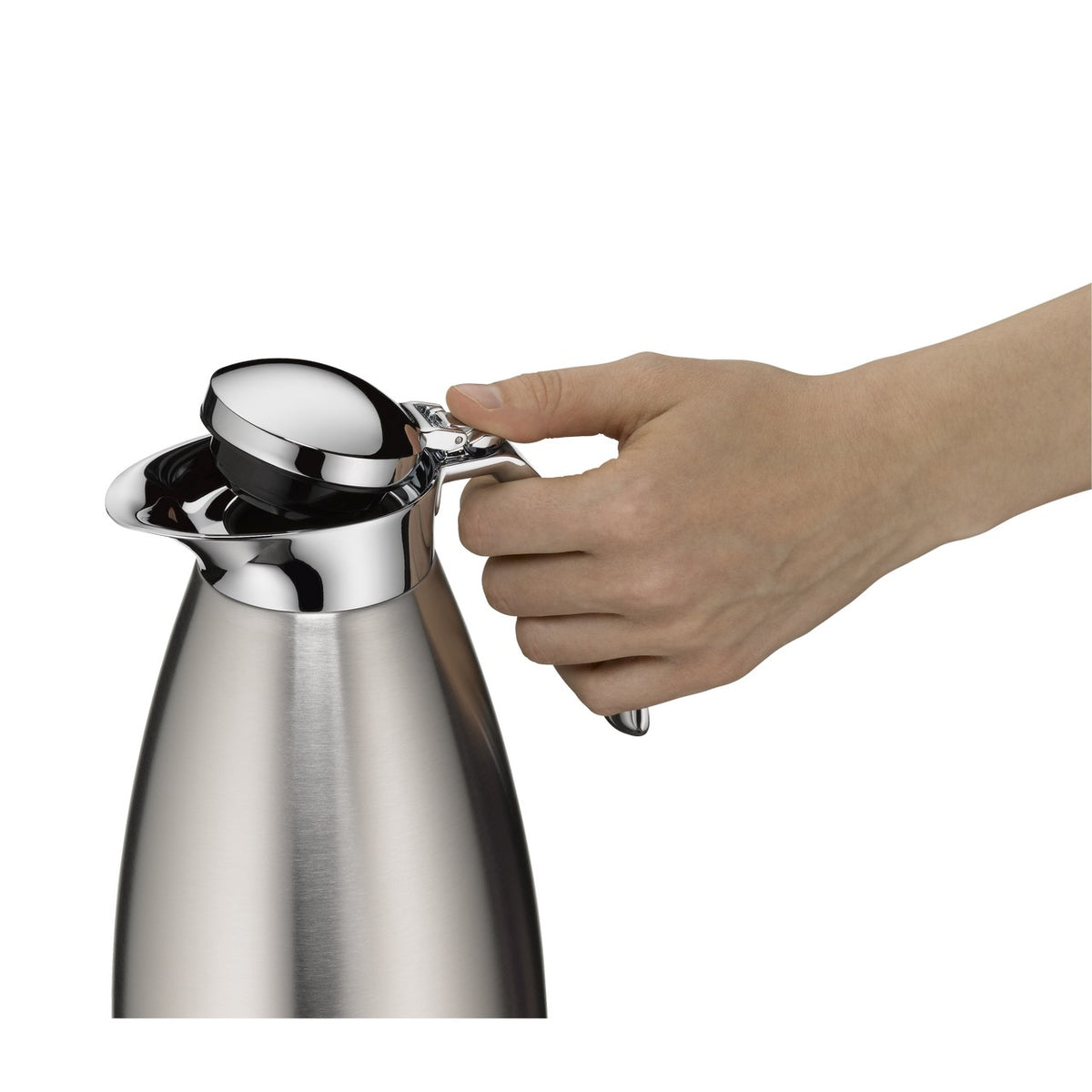 Eine Hand drückt auf den Deckel einer glänzenden, metallischen Thermoskanne. Die Kanne hat eine geschwungene Form und einen Hebelmechanismus am Deckel.