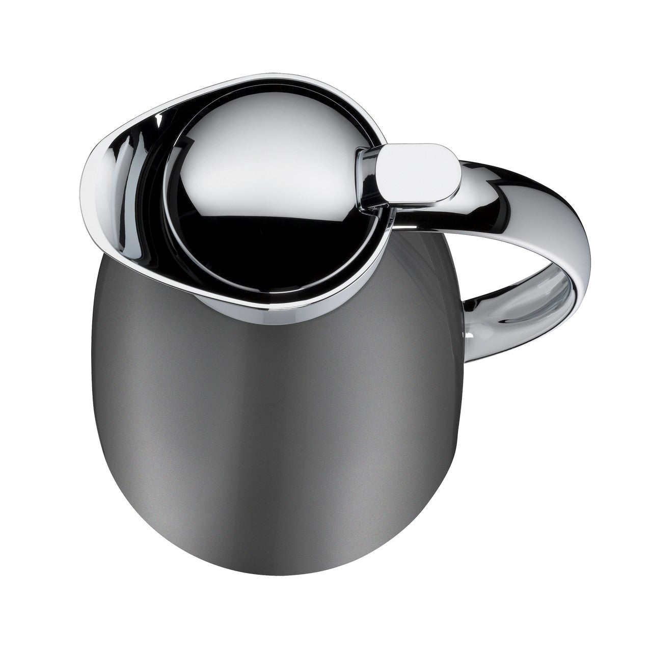 Das Bild zeigt eine glänzende, metallische Kaffeekanne mit einem abgerundeten Deckel und einem Henkel an der Seite. Die Kanne hat eine moderne, leicht gebogene Form. Der Deckel scheint fest schließend zu sein.