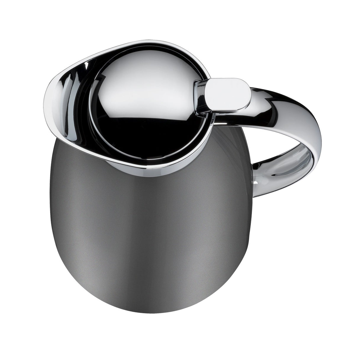 Das Bild zeigt eine glänzende, metallische Kaffeekanne mit einem abgerundeten Deckel und einem Henkel an der Seite. Die Kanne hat eine moderne, leicht gebogene Form. Der Deckel scheint fest schließend zu sein.