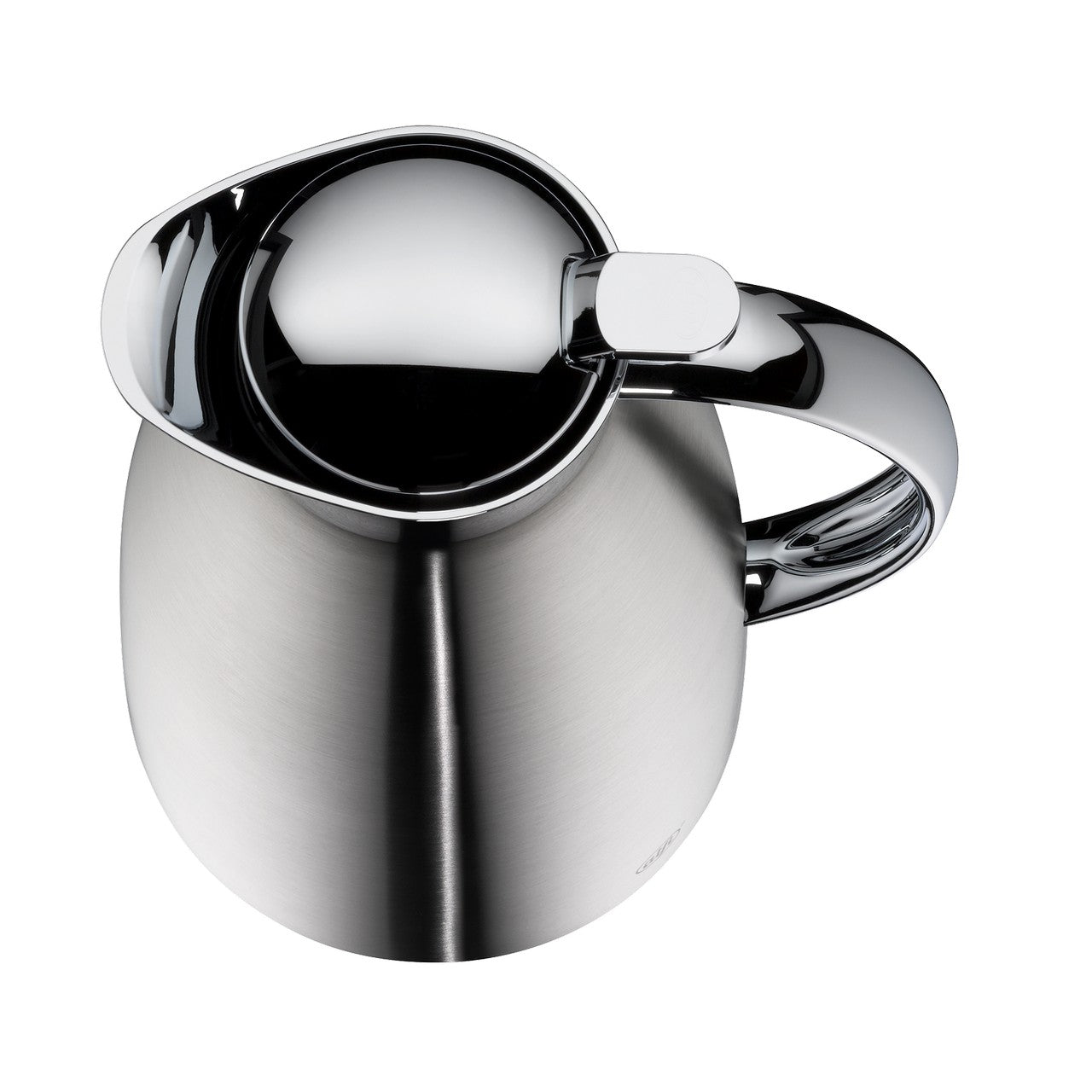 Das Bild zeigt eine silberne Thermoskanne mit einem glänzenden, glatten Finish. Sie hat einen Henkel und einen Deckel, der oben sichtbar ist. Die Oberfläche reflektiert Licht, was ihr ein poliertes Aussehen verleiht.