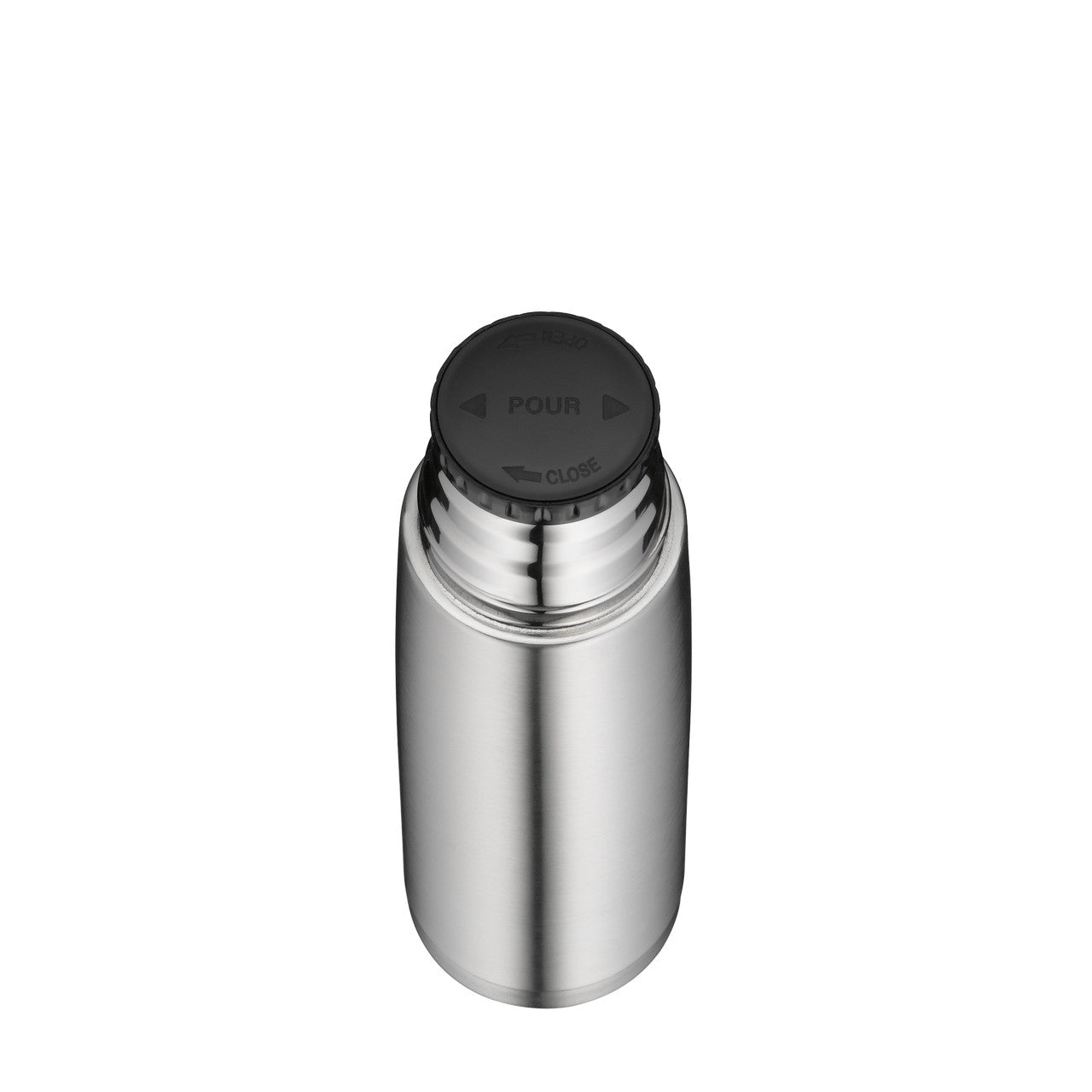 Das Bild zeigt eine silberne Thermoskanne aus Edelstahl, die aufrecht steht. Der schwarze Deckel hat Pfeile und Aufschriften, die auf die Richtungen zum Öffnen ("OPEN") und Ausgießen ("POUR") hinweisen. Sie hat ein schlichtes, modernes Design.