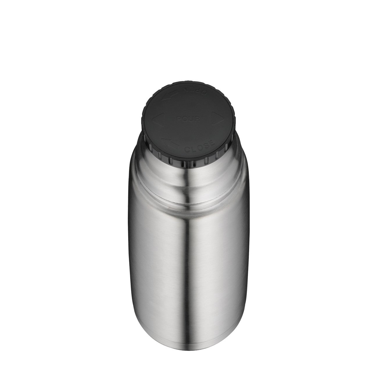 Das Bild zeigt eine silberne, zylinderförmige Thermoskanne mit einem schwarzen Schraubdeckel. Der Deckel hat Markierungen zum Öffnen und Schließen. Die Oberfläche der Kanne ist glatt und glänzend.