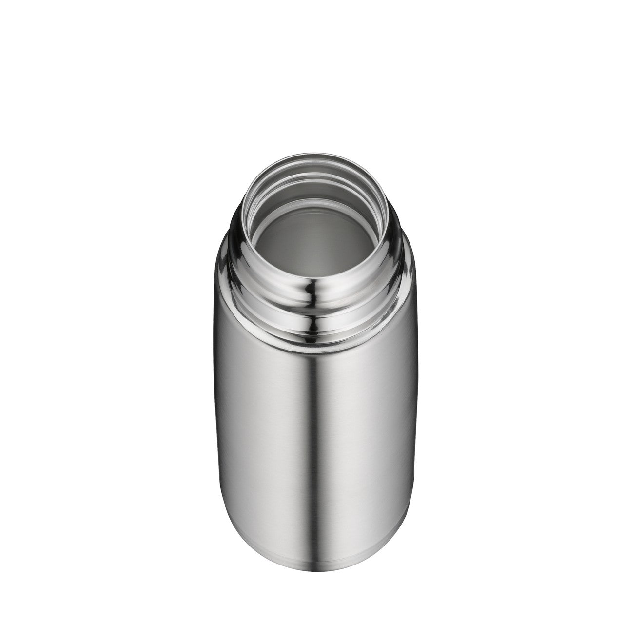 Das Bild zeigt eine silberne Thermosflasche aus Edelstahl mit geöffnetem Mundstück. Die Flasche ist zylindrisch und reflektiert Licht auf ihrer glatten Oberfläche.