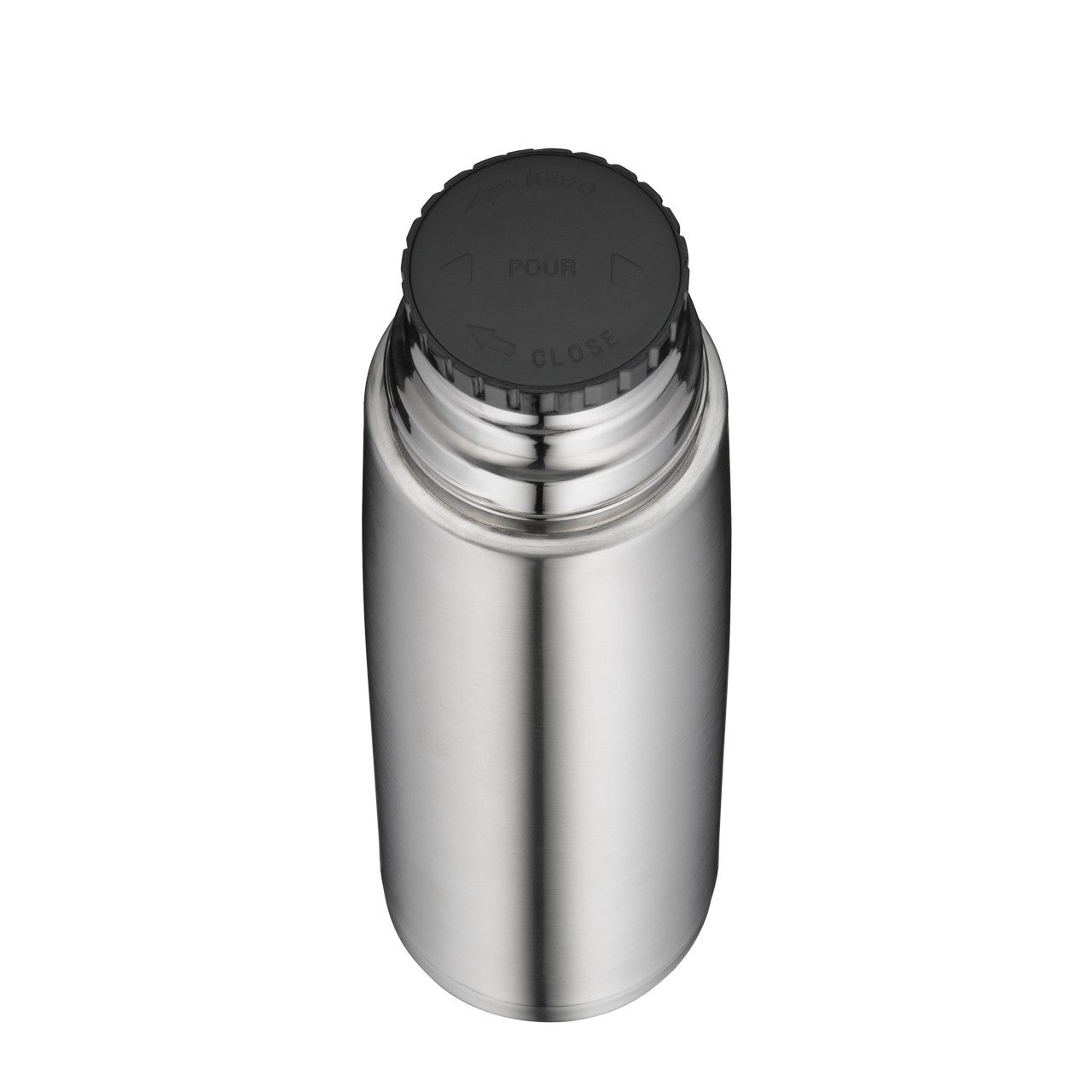 Das Bild zeigt eine silberne Thermosflasche aus Edelstahl mit einem schwarzen Deckel. Die Flasche hat eine glatte, zylindrische Form und der Deckel ist mit Anweisungen zum Öffnen und Schließen versehen.