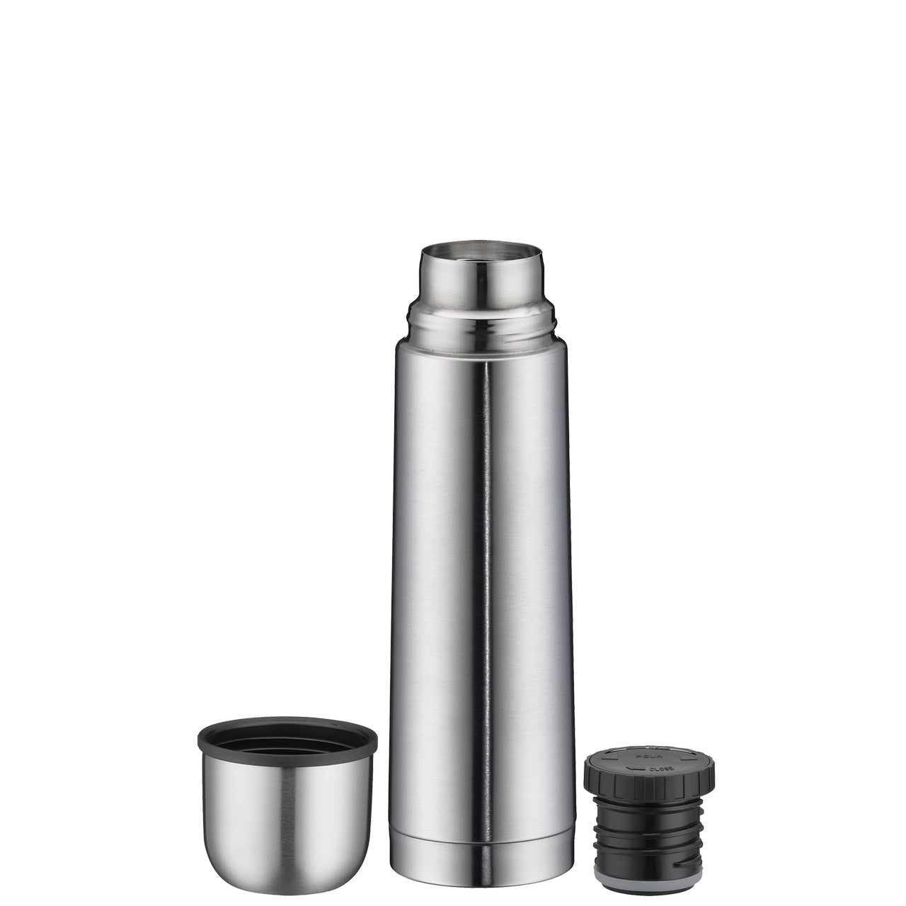 Das Bild zeigt eine silberne, zylinderförmige Thermoskanne, die aufrecht steht. Daneben liegen ein abnehmbarer Deckel, der auch als Tasse dient, und ein kleinerer Verschluss. Das Design wirkt schlicht und funktional.