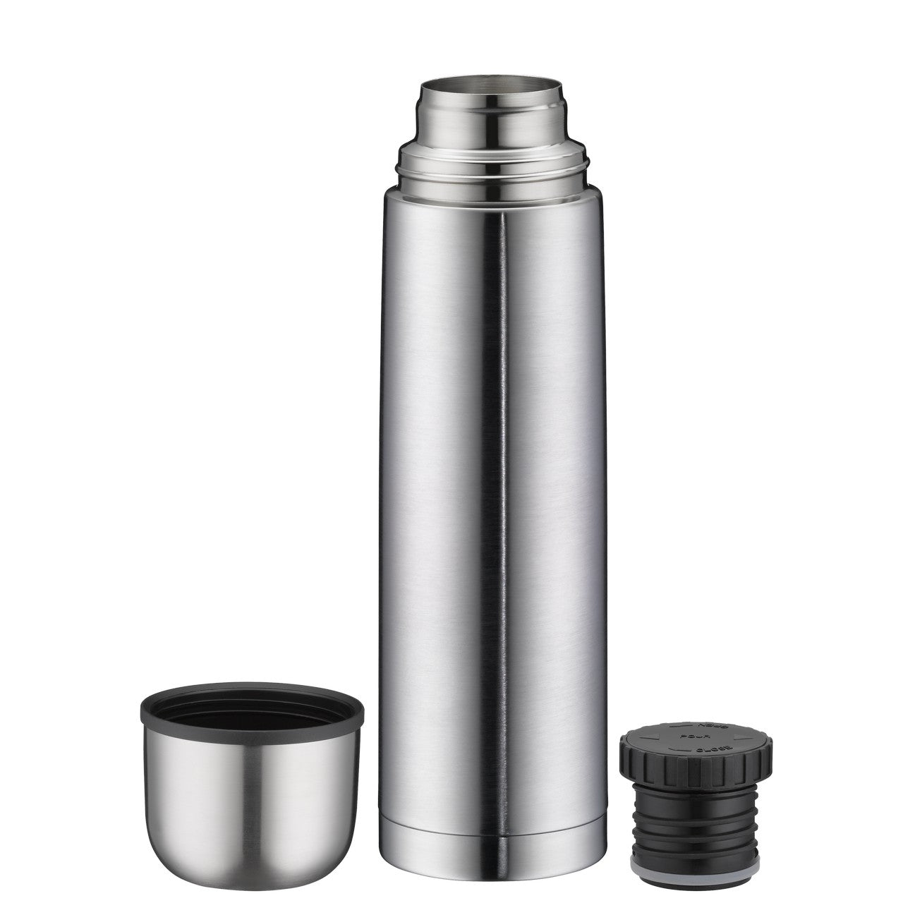 Das Bild zeigt eine silberne Thermoskanne, die in der Mitte steht. Daneben liegen ein abnehmbarer Deckel, der als Tasse verwendet werden kann, und ein zusätzlicher Verschluss. Die Kanne hat ein einfaches, schlankes Design aus glänzendem Metall.