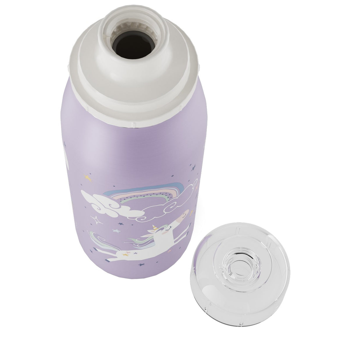 Die Grafik zeigt eine lilafarbene Trinkflasche mit einem abnehmbaren, durchsichtigen Deckel, der daneben liegt. Auf der Flasche sind bunte Einhörner, Sterne und ein Regenbogen abgebildet.