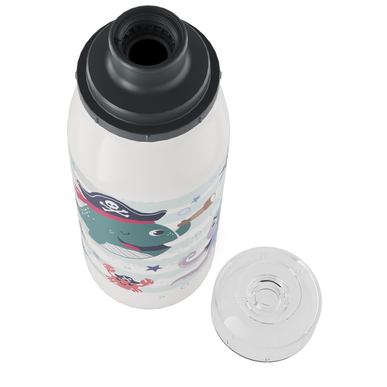 Die weiße Trinkflasche hat einen abnehmbaren transparenten Deckel. Sie zeigt ein buntes Piratenmotiv mit einer Schildkröte und einem roten Krebs.