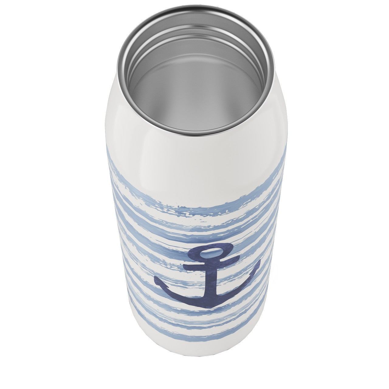 Das Bild zeigt eine weiße Trinkdose, die mit blauen, unregelmäßigen horizontalen Streifen und einem blauen Anker verziert ist. Die Dose hat eine glänzende Öffnung aus Metall.