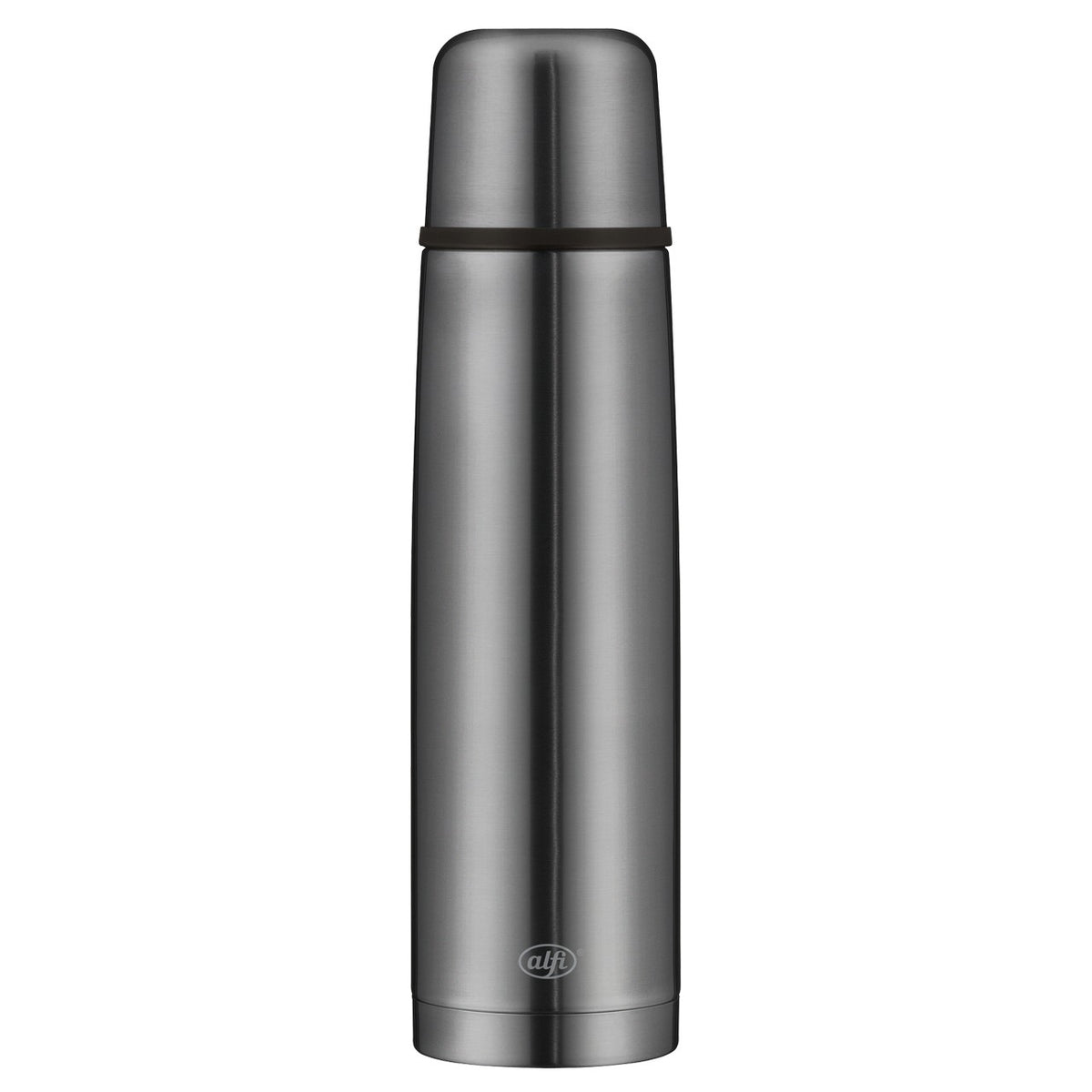 Das Bild zeigt eine schlanke, zylindrische Thermoskanne aus Edelstahl mit einem abnehmbaren Deckel oben. Die Oberfläche ist glatt und silbrig glänzend. Am unteren Rand befindet sich ein kleines Logo.