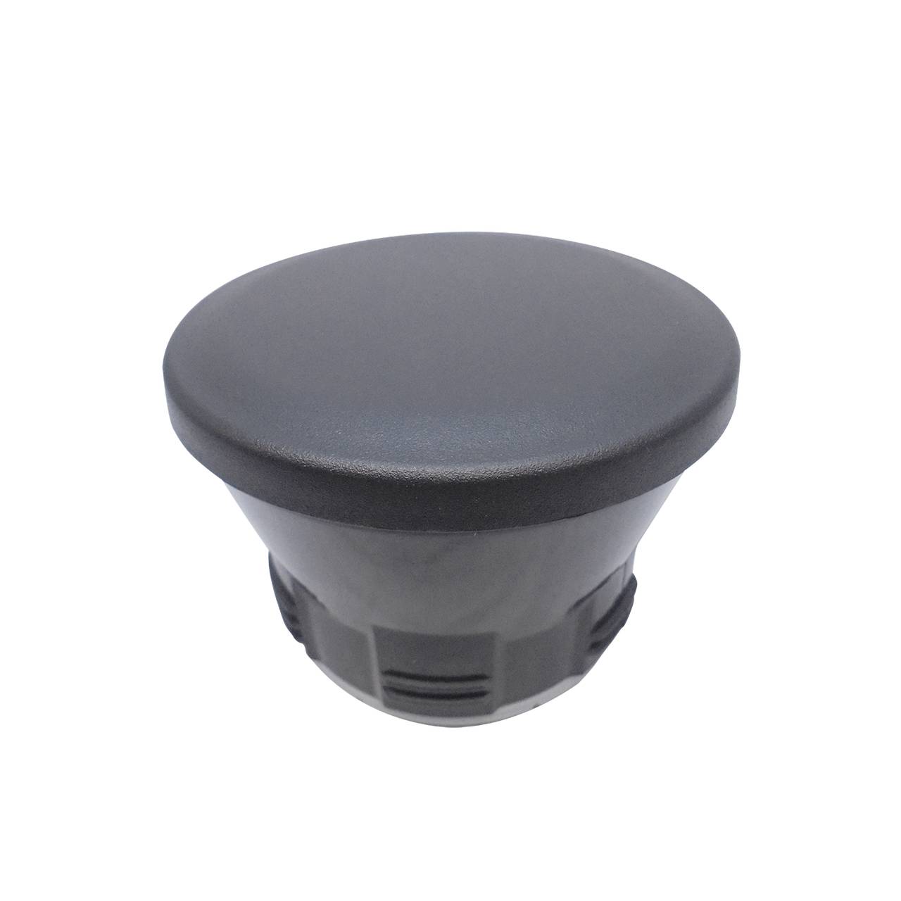 Das Bild zeigt ein schwarzes, rundes Objekt, das an einen großen Knopf oder eine Abdeckung erinnert. Es hat eine glatte, gewölbte Oberfläche und scheint aus Kunststoff zu sein. Unten hat es strukturelle Details, die an Befestigungselemente erinnern.