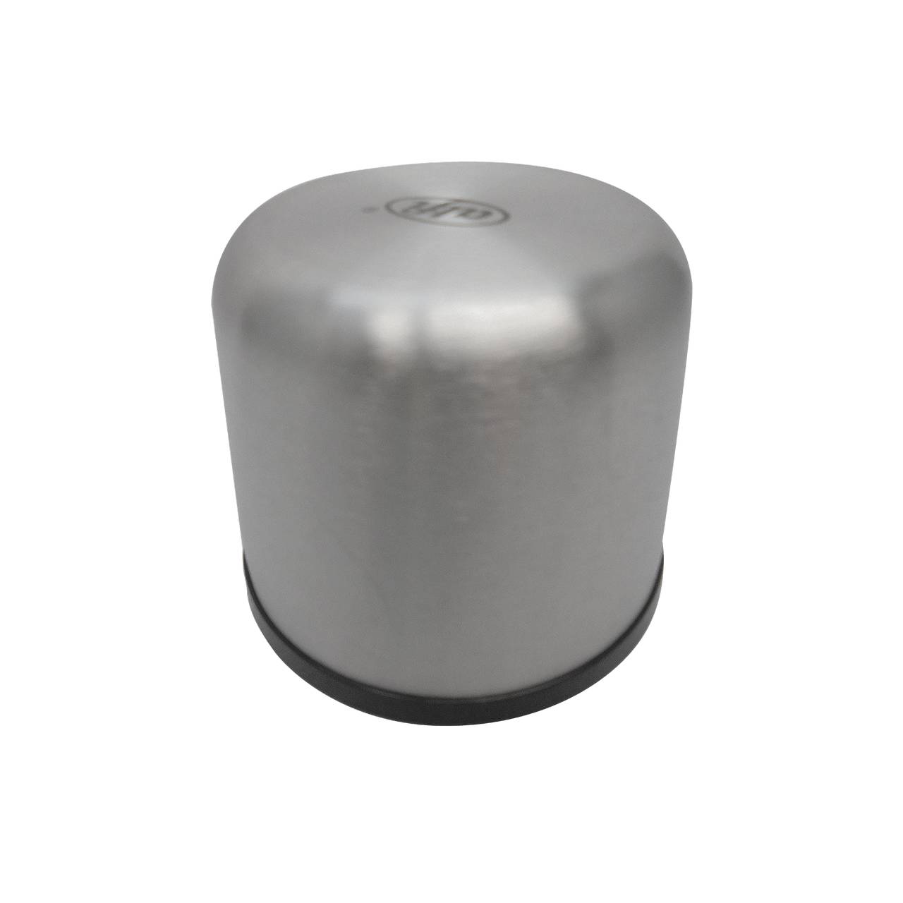 Das Bild zeigt einen zylinderförmigen Silberdeckel mit einer matten Oberfläche und einem schwarzen Gummirand an der Basis. Auf der Oberseite ist ein Logo eingraviert.