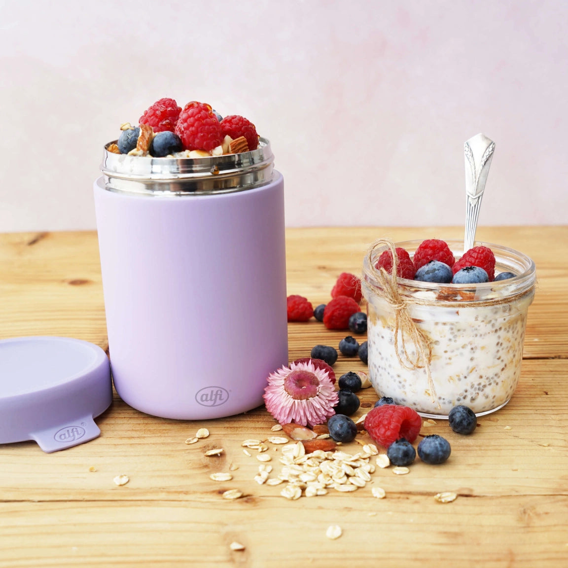 Overnight Oats mit Beeren und Mandeln alfi x Herr Grün kocht