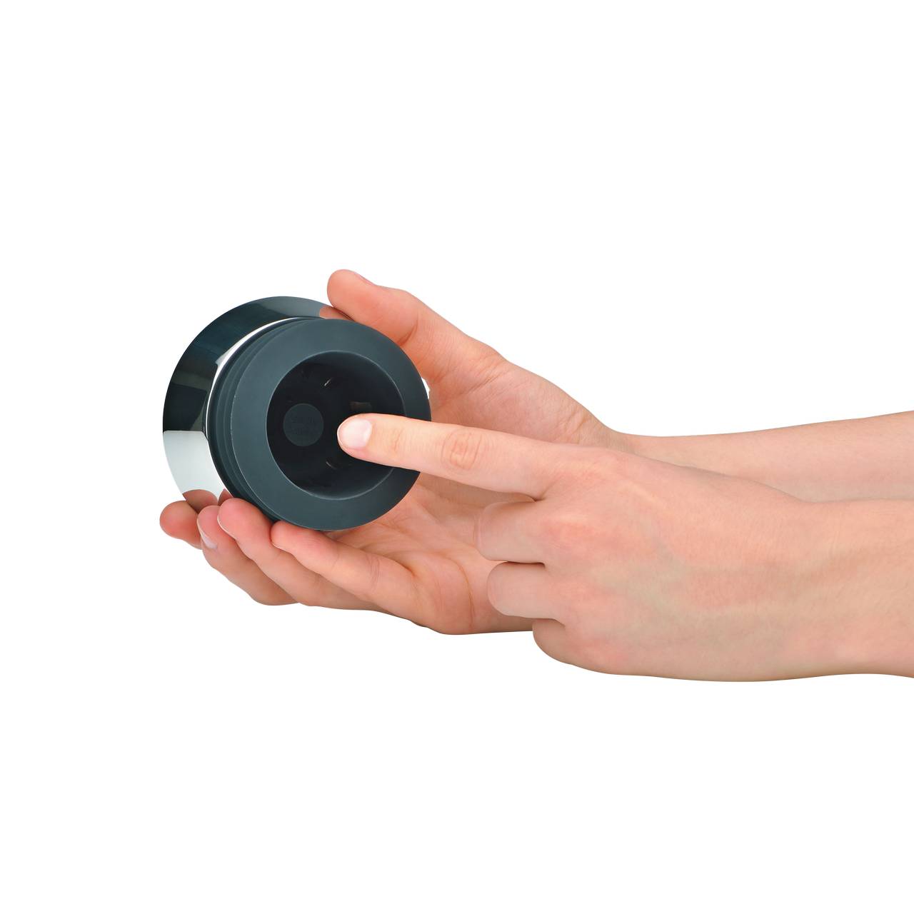 Eine Hand hält ein kleines, rundes Objekt mit einem schwarzen Rad. Das Gerät scheint handlich und für manuelle Bedienung vorgesehen zu sein.
