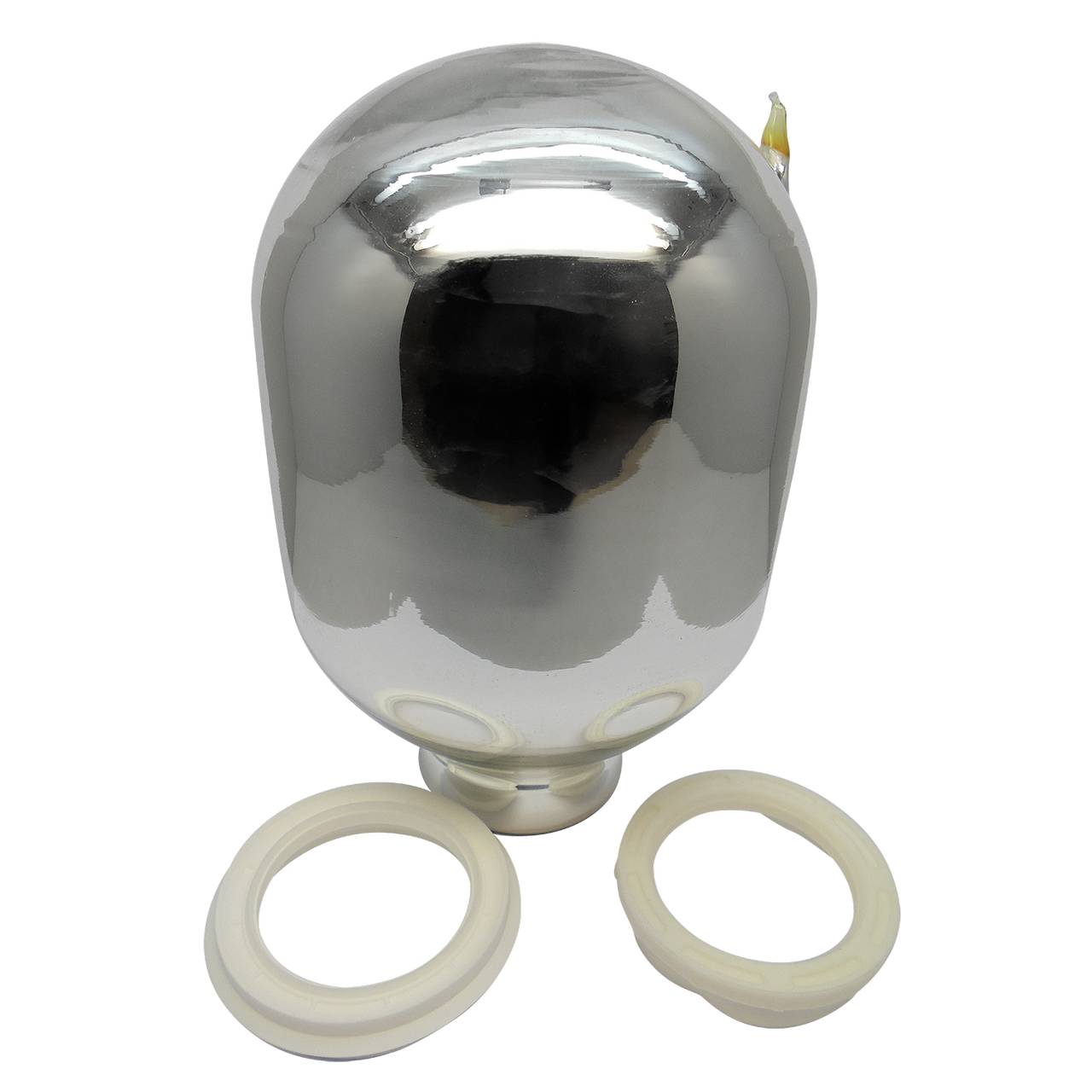 Das Bild zeigt einen glänzenden, kugelförmigen Metallkörper, der auf einem kleinen flachen Sockel steht. Neben diesem Körper liegen zwei weiße, runde Dichtungsringe. Die metallische Oberfläche reflektiert Licht und wirkt spiegelglatt.